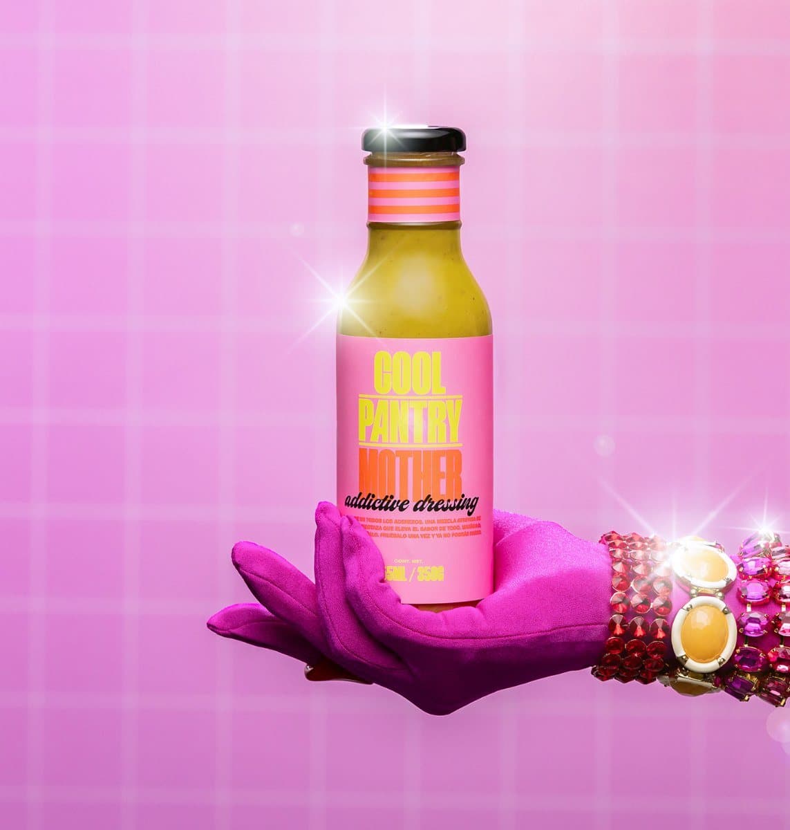 Una mano sostiene la botella de Mother sobre fondo rosa