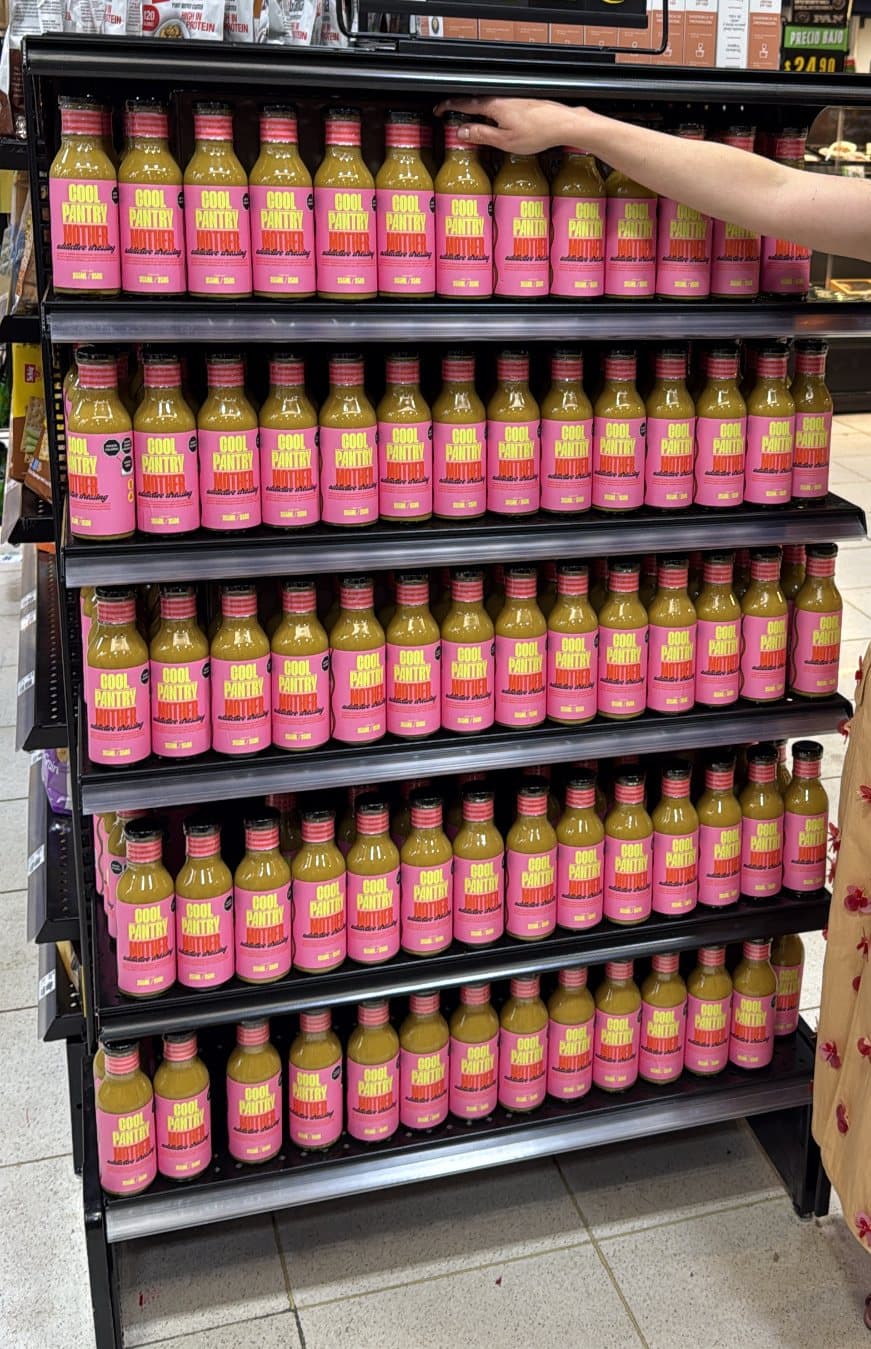Anaquel de supermercado lleno de botellas de Mother